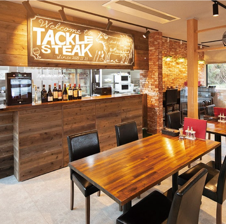 木を基調にした落ち着いた雰囲気です。ゆったりお寛ぎください！