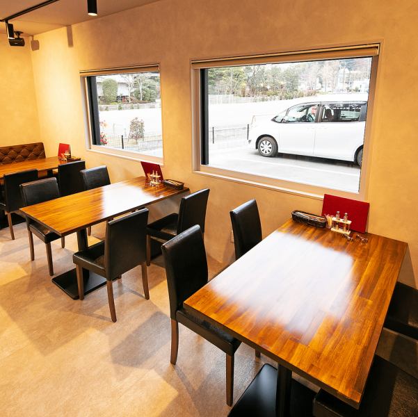 お一人様でも気兼ねなくお食事をお楽しみいただけるカウンター席をご用意しております♪シェフが目の前で腕を振るう様子を眺めながら、料理が完成するまでの時間も贅沢なエンターテイメントとしてお楽しみいただけるお席です。こだわりの山形牛ステーキとワインを片手に、ゆったりとした自分だけの時間をお過ごしください★