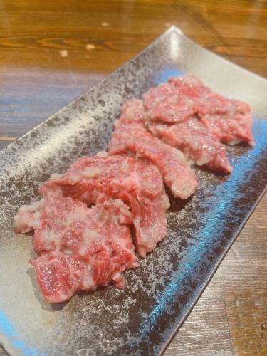 [It's fun to compare the tastes♪] Salt garlic beef skirt steak/680 yen (tax included)