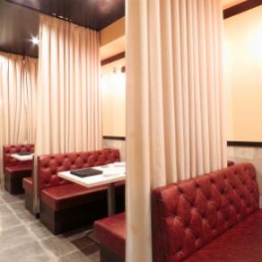 [For a girls' night out/group party] Reservations are required for the popular seats! The seats are box seats, so you can relax and enjoy the meat and cheese without worrying about the people around you ◎ ~Meat&Cheese Ark 2nd Shinjuku store~