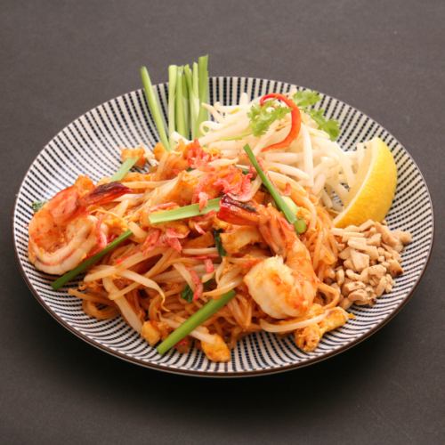 Thai-style fried noodles (pad thai)