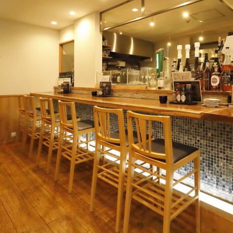 [Counter full of live feeling] You can watch the staff working in the kitchen.You can either talk to the sommelier or enjoy a drink on your own.