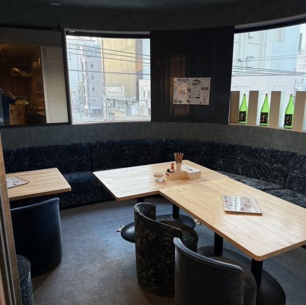 料理とお酒を心ゆくまで楽しめる、特別な空間がここにあります。カウンター席からは、料理の臨場感を感じながら、食事を楽しむことができる◎シンプルで落ち着いたデザインが心地よく、会話も弾む雰囲気です♪おしゃれな空間で、友達との楽しい時間を満喫してください★特別な日のディナーにもオススメです！
