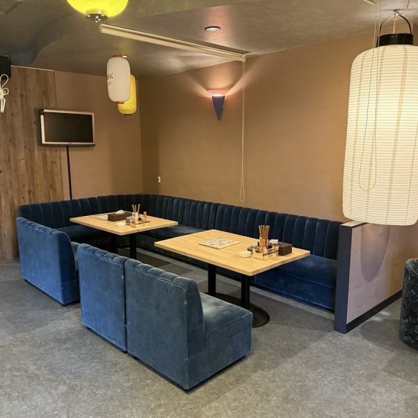 心地よいブルーのソファが並ぶこの場所は、友達との楽しい時間を過ごすのに最適な空間。広々としたソファ席は、まるで自宅にいるかのような居心地の良さを提供します★落ち着いたインテリアが心を落ち着かせ、ゆったりとした会話が楽しめる◎美味しい料理とドリンクを片手に、特別なひとときを味わってみてください♪