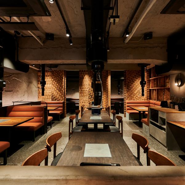 【様々なシーンに】店内は全部で80席あり、様々なタイプのお席をご用意しております。ゆったり広々としたオシャレな店内は、カップルの記念日や誕生日利用・家族のお食事利用・友人や同僚同士の宴会利用など様々なシーンにぴったりな空間となっております♪また、ご希望あれば別エリアで6～16名様でもご案内出来ます。