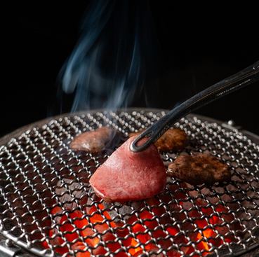 職人の目利きが効いた厳選赤身肉と新鮮な生肉をご提供◎