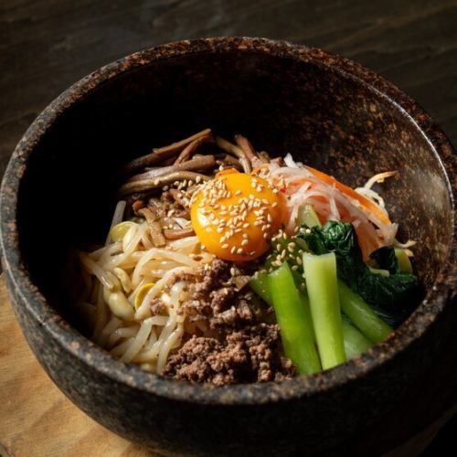 石頭煮熟的石鍋拌飯