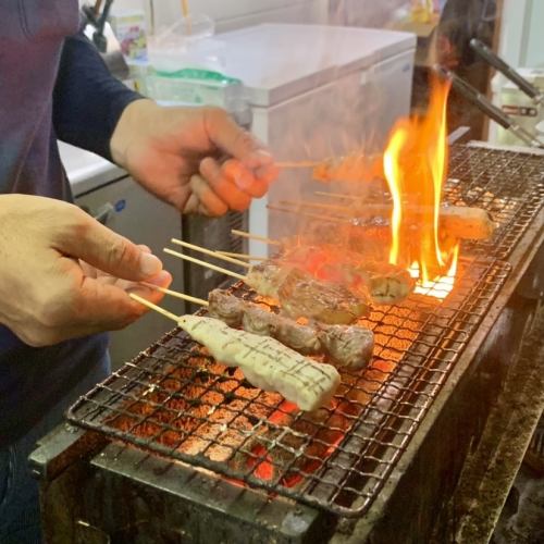 차분히 정중하게 구워낸 종류 풍부한 꼬치구이가 자랑◎