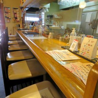 【1階カウンター】おひとり様でもカウンター席でもお気軽にお食事をお楽しみ頂けます！ぜひお越しください！