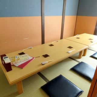 【2階座敷個室】最大8名様まで収容可能。美味しいお料理とお酒で楽しい時間をお過ごしください。