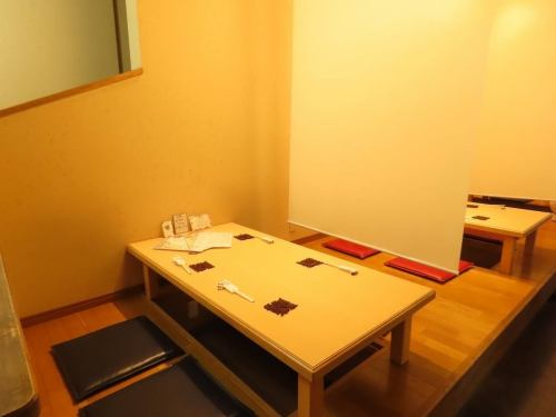 <p>【1階】カウンター席、ロールカーテンで仕切られた掘りごたつ席をご用意しております。ご家族やご友人とのお食事、宴会などにもご利用いただけます。お一人様でのご来店もお気軽にどうぞ♪</p>