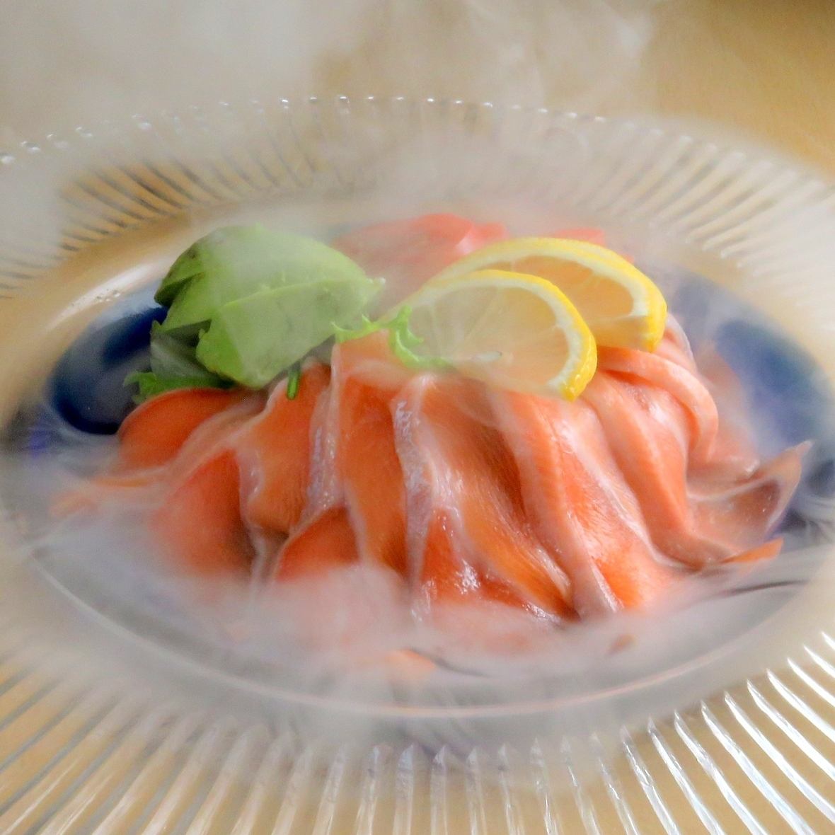 脂のしっかりのったサーモンを当店で燻製に。