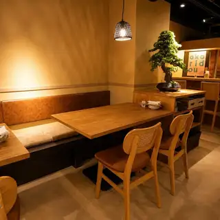 A table for four, perfect for drinks with friends or a drink after work.Enjoy a relaxing time in a tranquil setting just a one-minute walk from Kyoto Station, while savoring earthenware pot rice and creative cuisine.