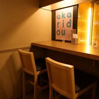 Counter seats are popular for solo diners and couples on dates.You can enjoy earthenware pot rice, creative dishes, and drinks at your leisure while watching the chefs at work.Please feel free to stop by for a drink after work.