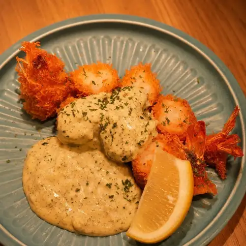 Large fried shrimp with basil cream sauce