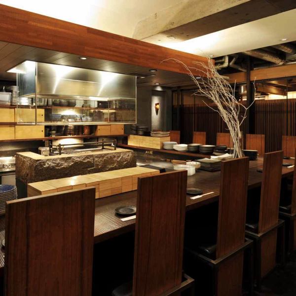Counter seats where you can see the chefs performing dynamic performances in the open kitchen up close. If you sit shoulder to shoulder with your loved one while enjoying a meal, the distance should naturally close. Coupons for counter seats are also available!