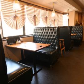 There are nine 4-person table seats.You can spend a luxurious time on the black sofa.