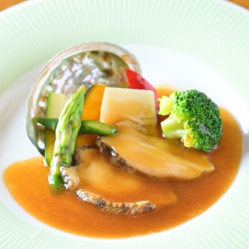 Live abalone simmered in oyster sauce