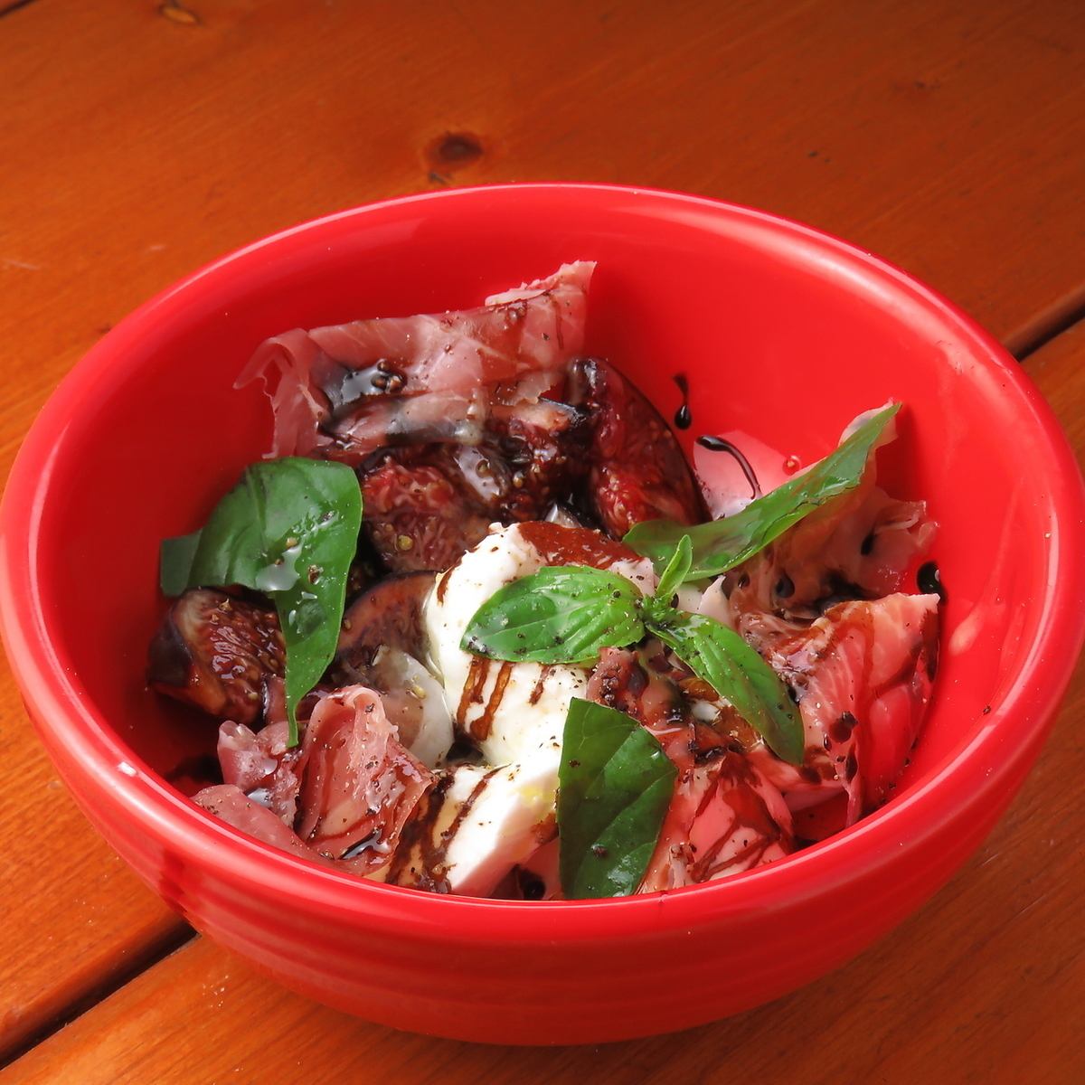 落ち着いた雰囲気の店内で本格スペイン料理をお楽しみください♪