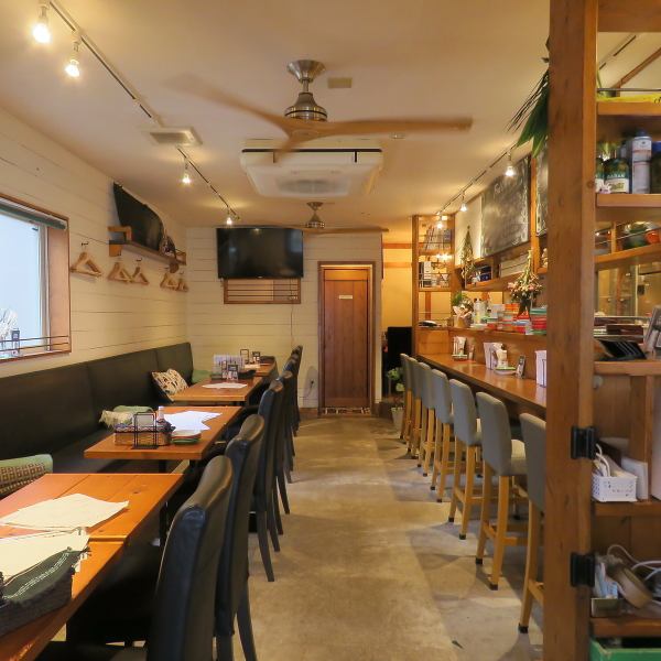 【木の温もりが感じられる落ち着いた空間で、本格的スペイン料理をお楽しみください】カウンター席がございますので、気軽に立ち寄れるのも魅力の一つ。お仕事帰りにふらっと一杯楽しむのもおすすめです。新鮮な食材を使った料理や、こだわりのドリンクが揃い、一人でのリラックスタイムにぴったりの場所です。