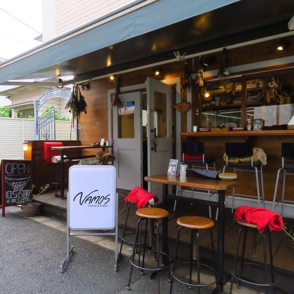 【ペット同伴可能なテラス席がございます】ペットと一緒にご来店希望のお客様は、お気軽にお電話にてご相談ください。季節の移ろいを感じながら、美味しい料理とこだわりのドリンクをお楽しみください。こだわりのスペイン料理とともに、愛するペットとの素敵な時間をお過ごしください。