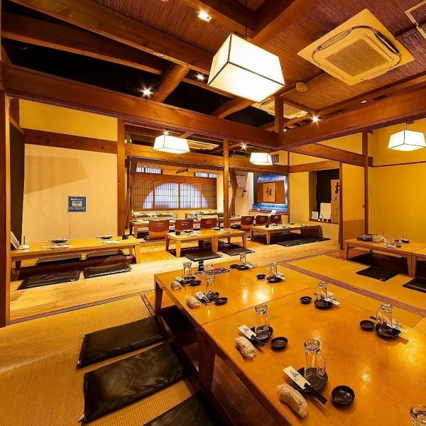 店内入って左側には靴を脱いでゆったりくつろげる掘りごたつ個室、2階には落ち着いた雰囲気がただようお座敷個室をそれぞれ完備しています。周りの目を気にせず楽しみたい記念日やお誕生日会、取引先との接待といった外せないシーン、カジュアルに楽しむ会社宴会など、幅広い場面でご利用いただけるのがポイントです。
