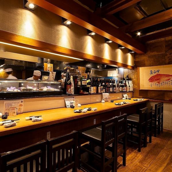 【お一人様やカップルに】少人数でのご利用にぴったりなカウンター席。目の前で繰り広げられる料理人の手捌きを見ながら、お食事とお酒を楽しめます！お仕事帰りの1杯やカップルのデートにも最適です。