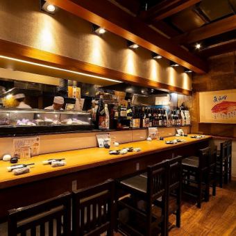 【1階｜カウンター席】6名様まで：お一人様やカップルでのご利用にぴったりなカウンター席。目の前で繰り広げられる料理人の手捌きを眺めながら、お食事とお酒をお楽しみいただけます。お仕事帰りの1杯やデートなど少人数でのお食事にどうぞ。
