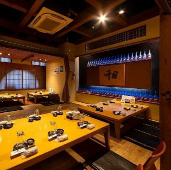 【1階｜フロア貸切】40～70名様まで：祇園駅から徒歩3分の好立地にありながら、最大70名様まで収容できる大広間を完備しているのが当店の魅力！会社宴会や忘新年会、歓送迎会、サークルの打ち上げなど、大人数で集まるシーンにぜひご利用ください。