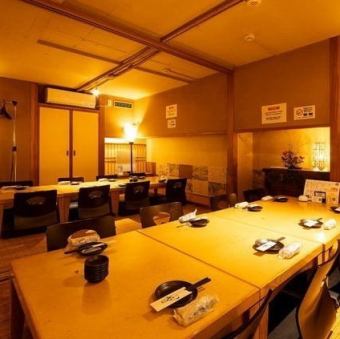 【2階｜フロア貸切】最大14名様まで：2階の襖を開ければ、最大14名様で利用できる広々空間に。木の温もりと間接照明が灯る落ち着いた空間は、部署の宴会やお誕生日会など大人のお集まりに最適です。九州名物とともに素敵なひと時をお過ごしください。