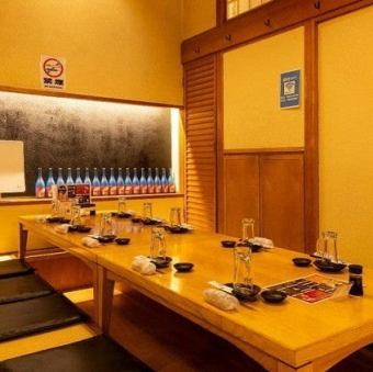 【1階｜掘りごたつ個室】8名様×1卓、10名様×1卓、12名様×1卓、20名様×1卓：店内入って左側には、靴を脱いでゆったりくつろげる掘りごたつ個室を大小完備。記念日や接待などの少人数から、部署のご宴会といった中規模のお集まりまで、幅広いシーンでご利用いただけるのがポイントです。