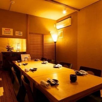 【2階｜お座敷個室】6名様×1卓：2階には、お座敷の半個室を完備。座椅子をご用意していますので、背中を預けてリラックスしながらお食事とお酒を楽しめるのがポイントです。プライベートに楽しみたいご宴会や取引先の接待にぜひご利用ください。