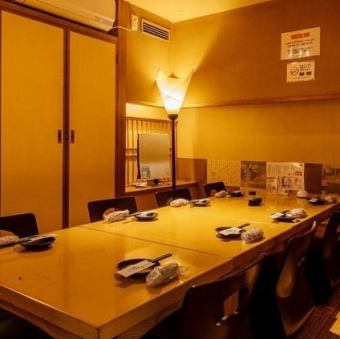 【2階｜お座敷個室】8名様×1卓：温かな間接照明が灯る、8名様掛けのお座敷半個室。隣のお部屋とは襖で仕切られているので、周りの目を気にせずにお食事とお酒を楽しめます。カジュアルな接待やお誕生日会など、シーンに合わせてご利用ください。