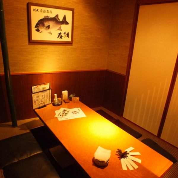 这是一个私人挖掘室。适合4至6人入住！如果您离开推拉门，它将是一个可容纳30人的大型宴会厅。在平静的氛围中，请度过一个轻松愉快的时光。【伊势原居居宴会】所有你可以喝饮料海鲜娱乐包房Kasumi生鱼片私人女孩派对肉