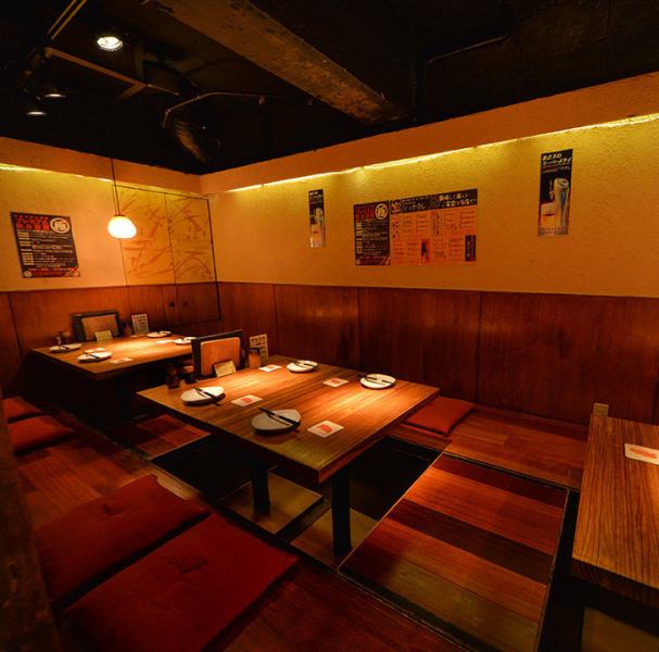 店内一番奥には、16名様までご着席いただける掘りごたつ式のお座敷席がございます。会社のご宴会などに最適な半個室風の空間です。