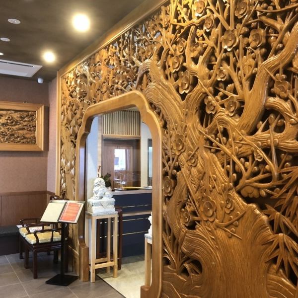 【木のぬくもりと光の調和◎】創業30年以上の当店ですがリニューアルOpenに伴い、店舗コンセプトも新たに設定◎落ち着きある雰囲気はそのままに、より洗練された上質空間をご用意しております。誕生日や記念日等各種シーンでご利用頂けますので、皆様で是非お越し下さい。