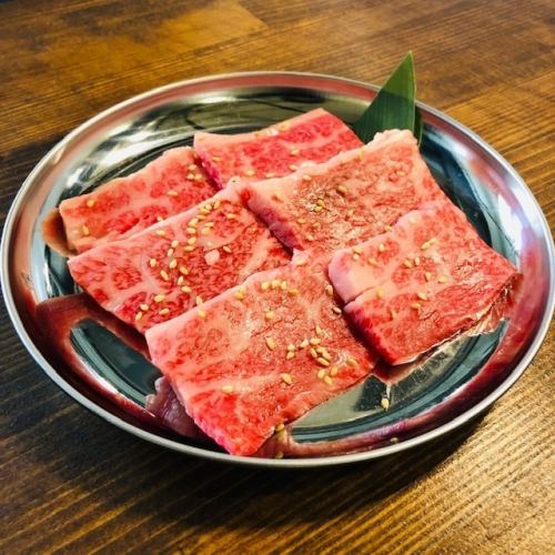 Carefully selected fresh meat is perfect to accompany rice and sake.