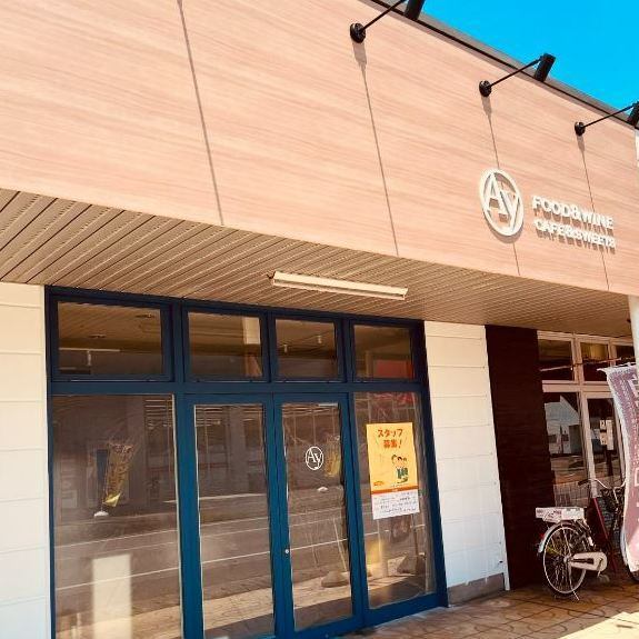 JR信越本線越後石山駅出口より徒歩約10分。シンプルでオシャレな外観のフレンチレストランです。当店の目の前のドラッグトップス様の駐車場が共有の駐車スペースとなっております。駐車台数は十分ございますのでご安心ください。