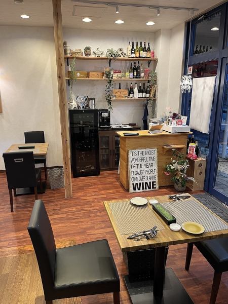 店内には、隣と繋げると人数に合わせて使えるテーブル席を完備。カップルやご夫婦のデート、ご家族でのお食事、ママ友とのランチ、女子会や会社仲間とのご宴会などには飲み放題プランもご用意しております。シーンに合わせて本格フレンチをお楽しみいただけます。