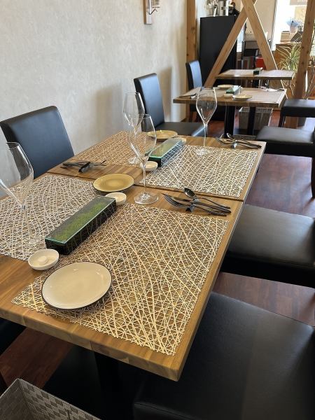 カジュアルで落ち着いた雰囲気の店内は、ゆっくりとお食事やお喋りが楽しめる居心地の良い空間です。堅苦しさを感じずワインとフレンチを楽しめるカジュアルなお店づくりを目指しております。是非お気軽にお越しください。