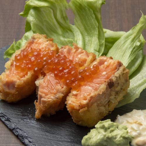 Crispy on the outside and rare on the inside! Our specialty: exquisite rare salmon cutlet (parent and child)