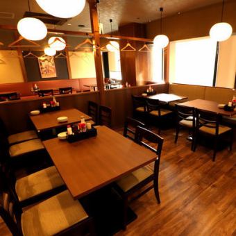 The spacious interior.Warm colors and wood-grained chairs and tables create a soft atmosphere.