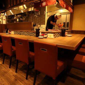 In front of our counter seats, you can see the staff cooking.The counter seats, such as those that serve fresh fish and cook fried food, are special seats! You can enjoy your meal while you enjoy it☆