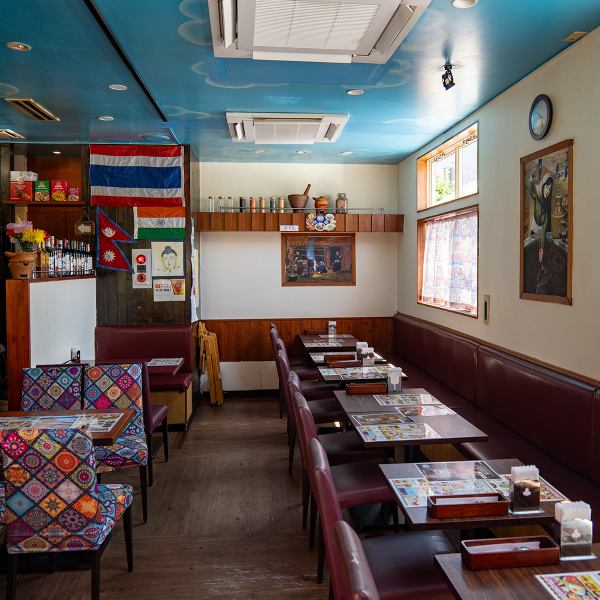 ご家族、友人とのお食事にも♪ 土日は小さいお子様連れのご家族も多くご利用しています! スパイスの効いた本格カレーから、お子様でも食べやすいマイルドなカレー、お料理もご用意。ご家族皆様でお楽しみいただけます♪