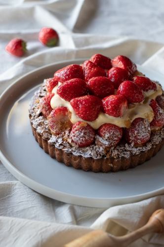 Domestic strawberry tart (*All prices below are per cut)