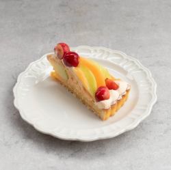 さくらんぼとメロンのタルト