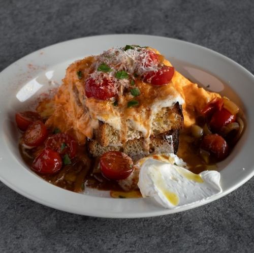 Scrambled eggs and fresh tomato open sandwich (single item)