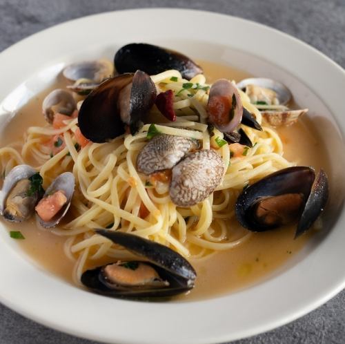 Mussels and clams vongole bianco