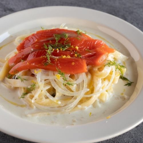 Marinated salmon with lemon cream