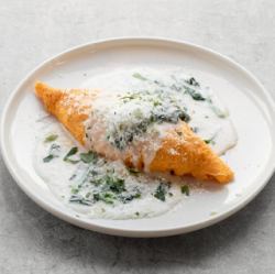 ほうれん草のホワイトソースオムライスパダーノチーズがけ